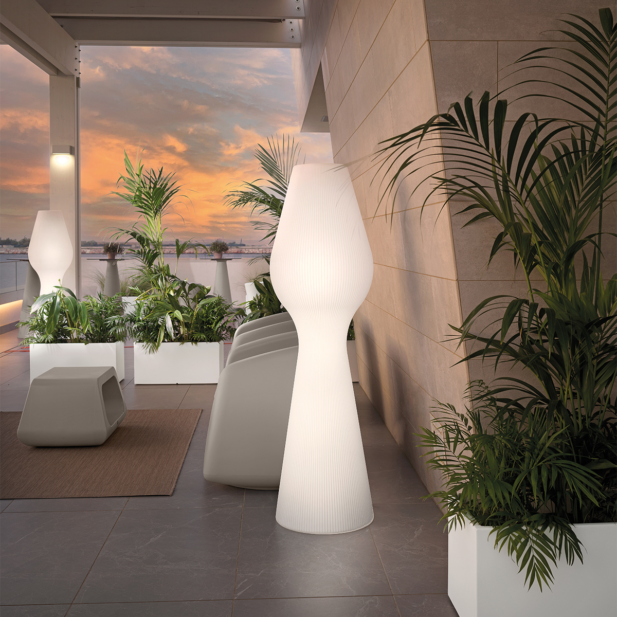 Outdoor LED Floor Lamp in Polietilene Italy Stripes LYXO — 3
