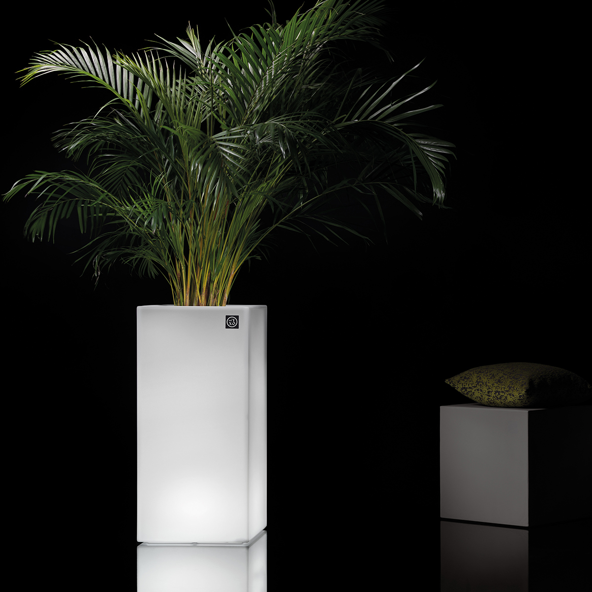 LYXO Loto 85 Outdoor Illuminated Planter Rechargeable RGB — 2